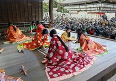 平安装束華やか 「かるた始め式」