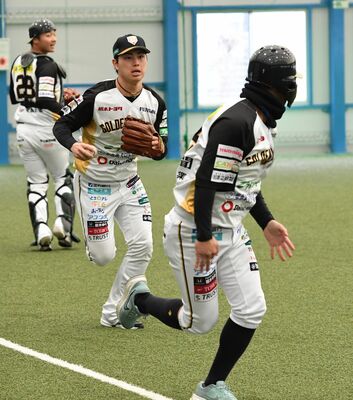 内野守備練習で挟殺の確認をする栃木ＧＢの選手たち＝エイジェックスポーツ科学総合センター