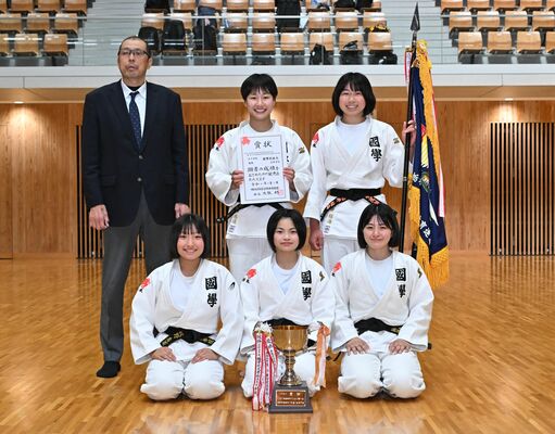 女子団体優勝の国学栃木