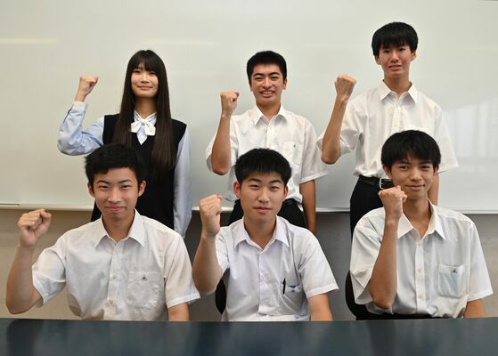 ３種目の国家試験に合格した（前列左から）稲川さん、印南さん、織部さん、（後列左から）工藤さん、福田さん、前澤さん