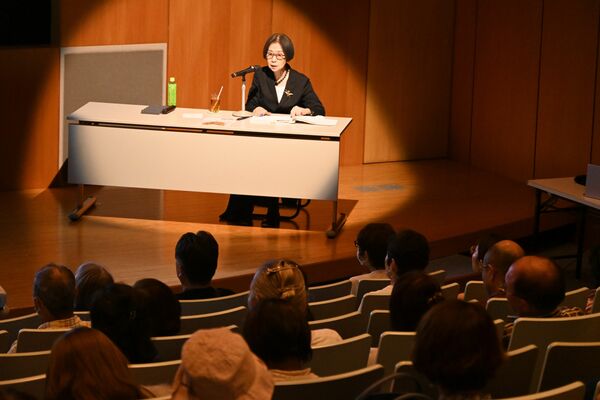 コスチュームジュエリーの歴史や魅力について講演する小瀧さん＝15日午後、宇都宮市長岡町