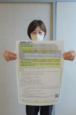 チラシを手に烏山線の利用を呼びかける市職員