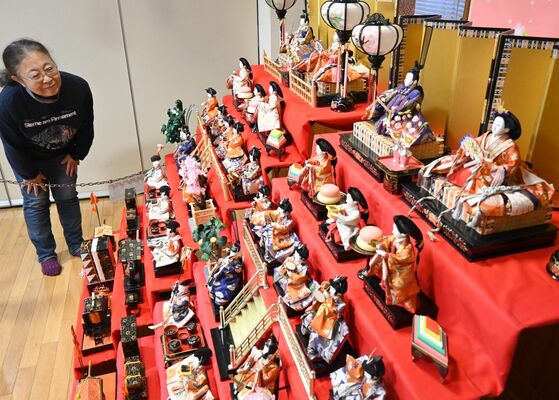 こどもの城に飾られているひな壇飾り