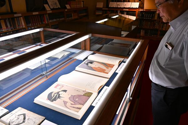 江戸時代に活躍した版元の本を紹介する企画展