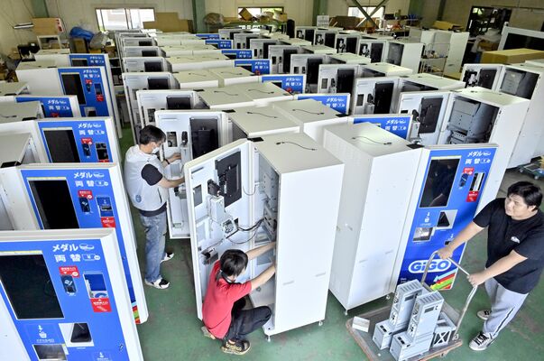 急ピッチで進む新札対応両替機の組み立て作業＝22日午後２時30分、小山市犬塚３丁目
