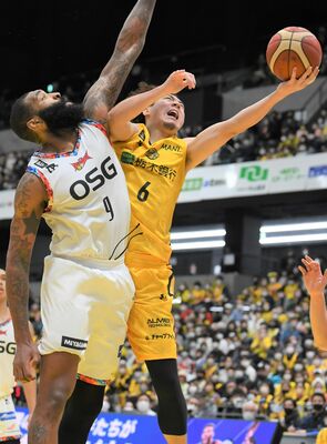 第４クオーター９分、ゴール下に切り込んだブレックスの比江島が同点となるシュートを決める＝日環アリーナ栃木