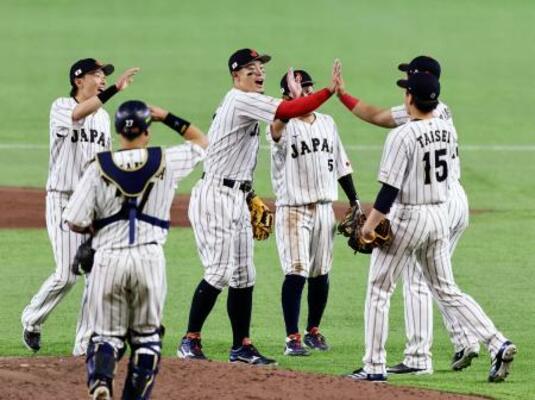 　韓国に勝利し、タッチを交わす日本の選手たち＝東京ドーム