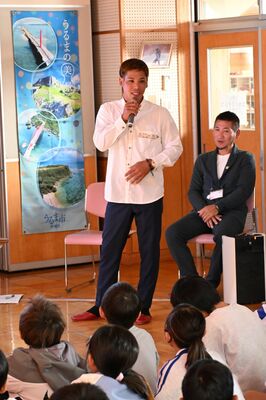 モズクの養殖方法を児童に伝える大石さんら