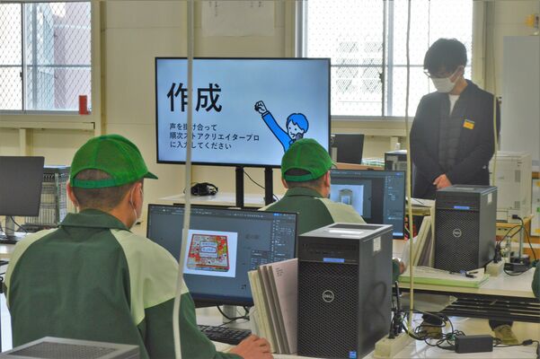 新設された「ネット販売実務科」の訓練を受ける受刑者＝17日午後、さくら市喜連川