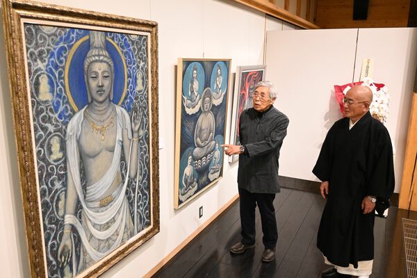 都野さん（右）の誘いで４年ぶりの個展「酒井淳仏画展」を開いた酒井さん