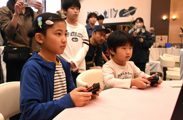 真剣な表情でぷよぷよをプレーする子どもたち