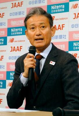名古屋ウィメンズマラソンの招待選手を発表し、記者会見する日本陸連の高岡寿成シニアディレクター=17日、名古屋市