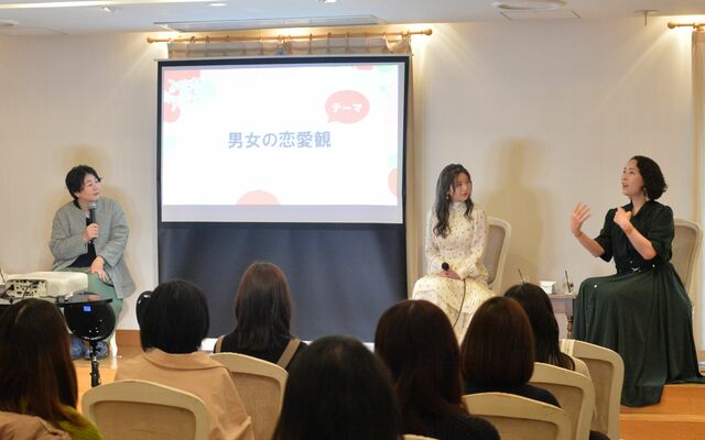 大島さん（左）らが結婚や恋愛について語り合ったトークショー＝14日午後、宇都宮市内