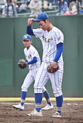 ５回、勝ち越しを許し、うなだれる青藍泰斗の主戦・長嶋