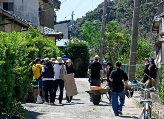 　静岡県牧之原市の細江地区で、突風被害の復旧作業をする人たち＝７日午前