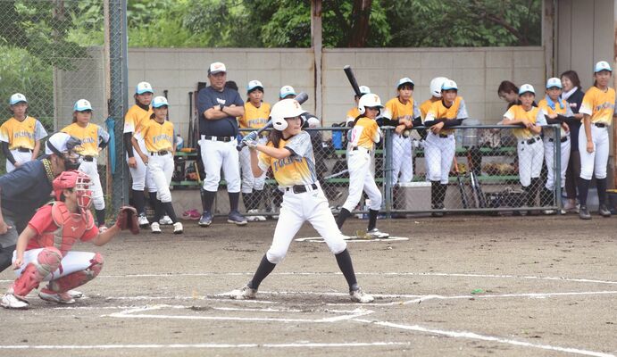 ２年連続３度目の全国制覇に向け、男子チームと練習試合を行いチーム力向上を図る栃木スーパーガールズ＝日光運動公園Ｂ球場