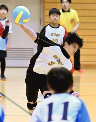 Ｄ１　トライ∞－隼Ｅｉｇｈｔ決勝　第３セット、隼Ｅｉｇｈｔ・長浜がアタック＝ＤＡＩＫＹＯアリーナ佐野