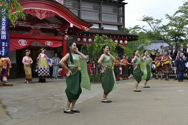 花魁の前で舞踊を披露するタイ王立舞踊団のメンバーら