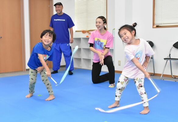 指導を受けながらダンスを楽しむ子どもら