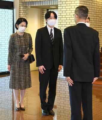栃木県関係者の出迎えを受ける秋篠宮ご夫妻＝28日午前11時55分、県公館（代表撮影）
