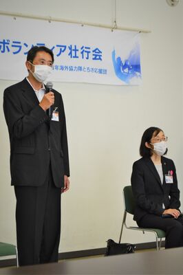 壮行会で抱負を述べる江面さん（左）と柳さん＝１６日午後、宇都宮市本町