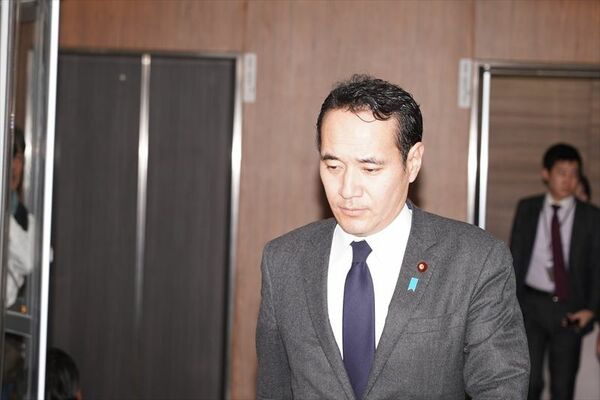 自民党安倍派の議員総会に臨む簗氏＝19日夕、東京・永田町の党本部