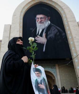 4日、イランの前最高指導者アリ・ハメネイ師の国葬に参列した人=テヘラン(ロイター=共同)