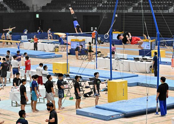 公式練習で調整する体操の出場選手ら＝７日午後４時10分、日環アリーナ栃木