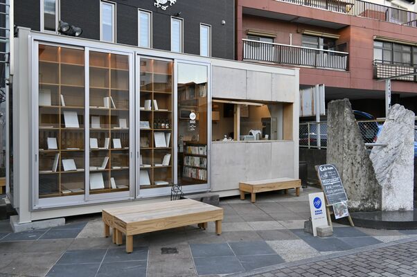 釜川沿いに４月にオープンしたブックカフェ「ＫＭＧＷ　ＢＯＯＫＳ」