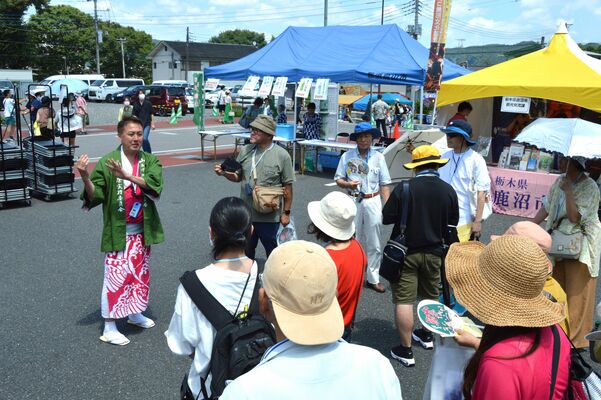 昨年の祭りで関係者から説明を受ける特別席購入者ら