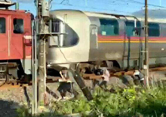 警笛を鳴らして通過するカシオペアと線路脇で撮影していたとみられる３人＝６月３日午後６時過ぎ、矢板市内（撮影者提供・画像は一部加工しています）