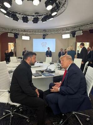 トランプ米大統領(右)と話すウクライナのゼレンスキー大統領=16日、フランス東部エビアン(ウクライナ大統領府提供・共同)