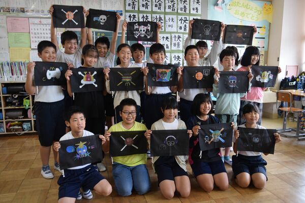 オリジナルの海賊旗を作った大宮南小の児童たち