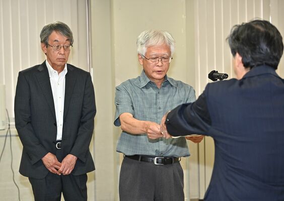 提言書を手渡す松本委員長