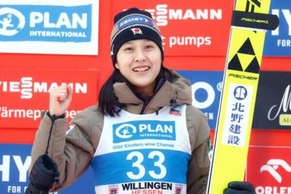 　ノルディックスキーＷ杯ジャンプの女子個人第２４戦で、２位となりガッツポーズする丸山希＝ビリンゲン（共同）