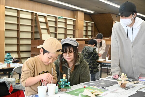 端材を使ったツリー作りを楽しむ親子