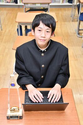 第24回毎日パソコン入力コンクール全国大会で１位になり、内閣総理大臣賞を受賞した石川さん