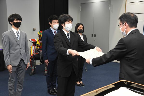 高木生活安全部長（右）から表彰状を受け取る安生さん（中央）＝２８日午後、県警本部