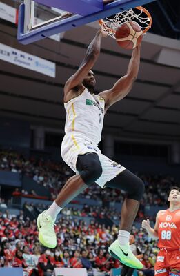 第3クオーター ブレックスのマクリーンがダンクシュートを決める=広島県立総合体育館