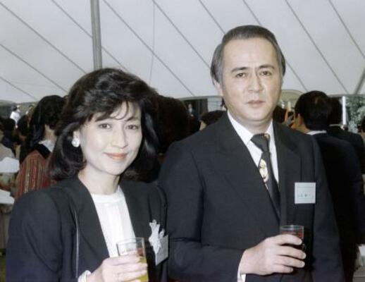 　山本耕一さん（右）と夫人の小林千登勢さん＝１９８４年５月