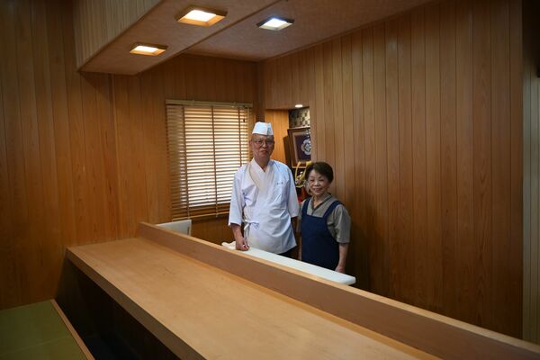 今年創業50年を迎える店主の小井沼光治さん(左)と福枝さん