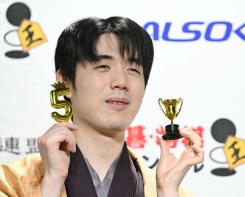 将棋の第75期王将戦で5連覇を果たし、笑顔で写真に納まる藤井聡太王将=26日午後、大阪府高槻市の関西将棋会館
