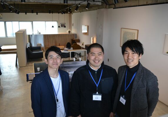 「イズミヤニカイ」を開いた鶴見さん（右）、丸山さん（左）とオーナーの泉さん