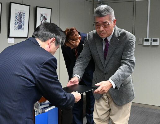 中村教育長に要望書を手渡す矢口会長(右)