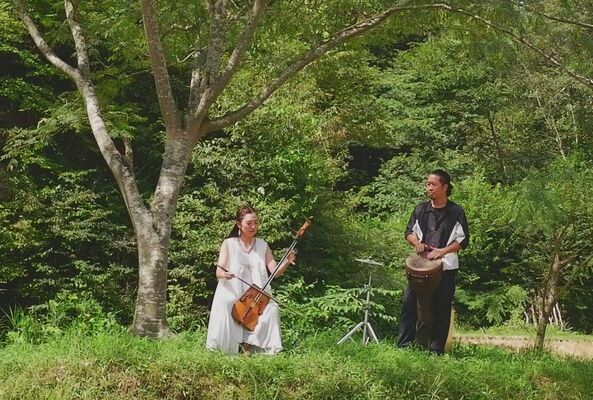 リハーサルで音の響きを確かめる２人