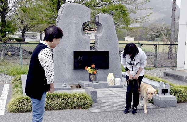 協会のＰＲ犬「シンディー」も参列した納骨式