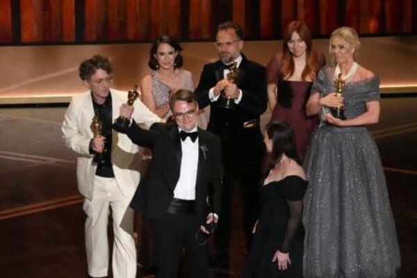 米アカデミー賞授賞式で壇上に立つパベル・タランキンさん(中央左)=15日、ロサンゼルス(AP=共同)