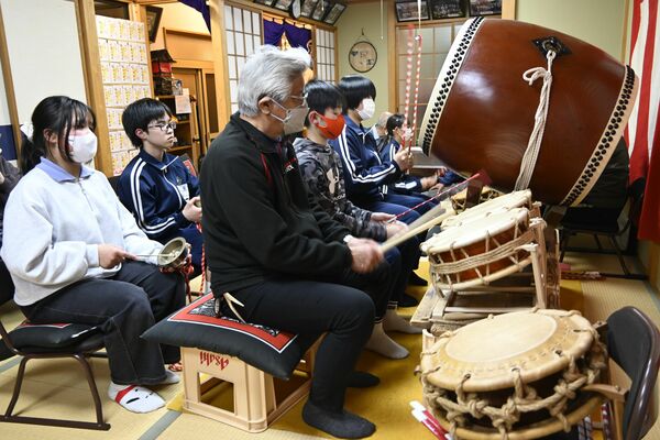 指導を受けながら、おはやしを練習する板挽町の子どもたち