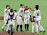 　韓国に勝利し、タッチを交わす日本の選手たち＝東京ドーム
