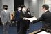 高木生活安全部長（右）から表彰状を受け取る安生さん（中央）＝２８日午後、県警本部